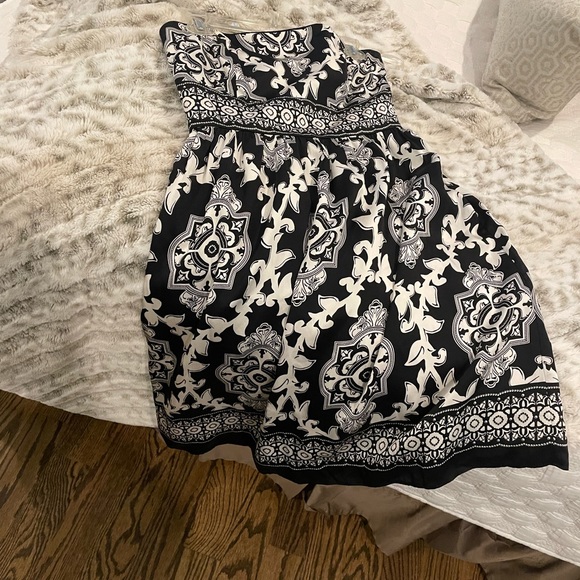 Beautiful black and white dress. Strapless in a beautiful satin material - Picture 1 of 3